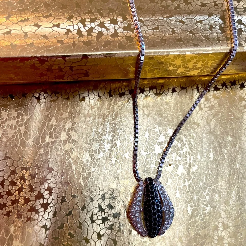 Gorgeous and elegant cubic zirconia 2 tone oave pendant with box link chain - Picture 1 of 8